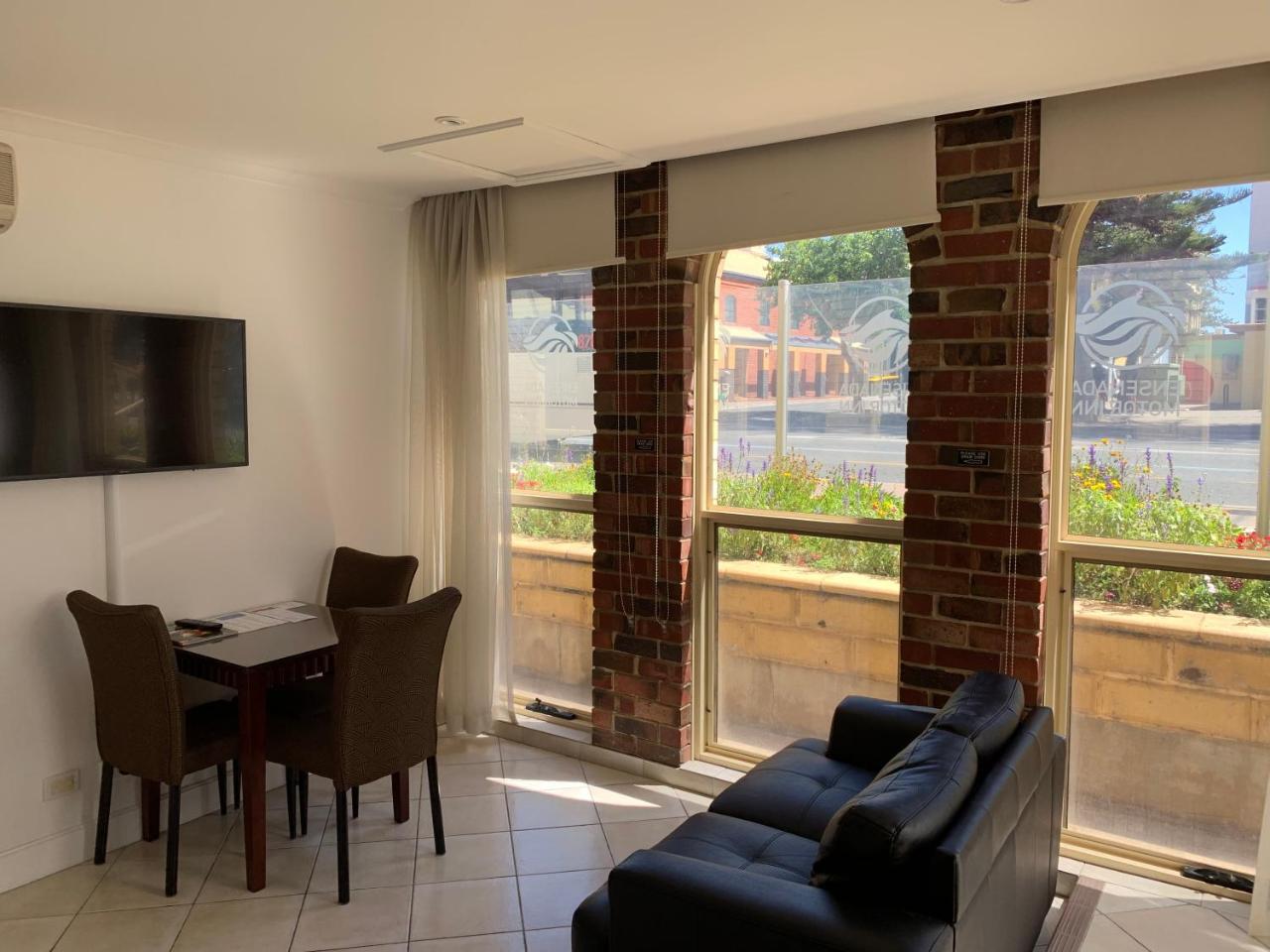 Ensenada Motor Inn And Suites Аделейд Екстериор снимка