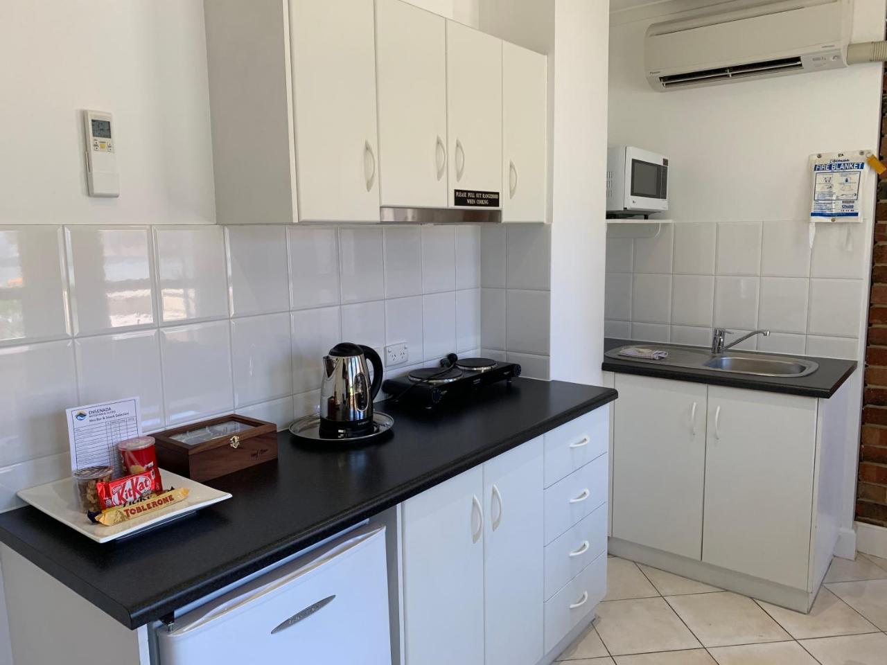 Ensenada Motor Inn And Suites Аделейд Екстериор снимка
